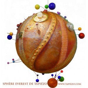 Sphere Everest  - sculpture cosmique - sable électronique acier verre pigment - Roussillon Provence - VENDU